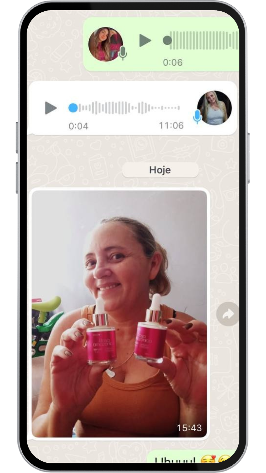 Print de conversa no WhatsApp mostrando uma cliente sorridente segurando dois frascos do Sérum Rosa Amazônica, com mensagens de áudio trocadas na conversa.