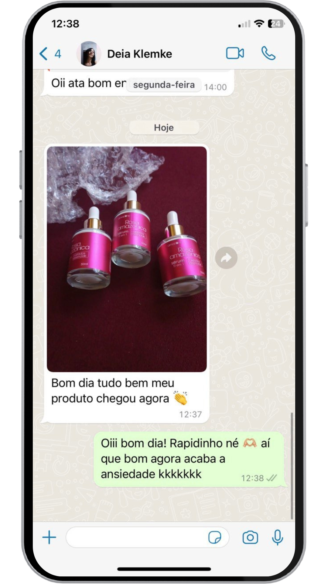 Print de conversa no WhatsApp onde a cliente Deia Klemke confirma o recebimento de três frascos do Sérum Rosa Amazônica, mostrando os produtos sobre uma superfície escura.