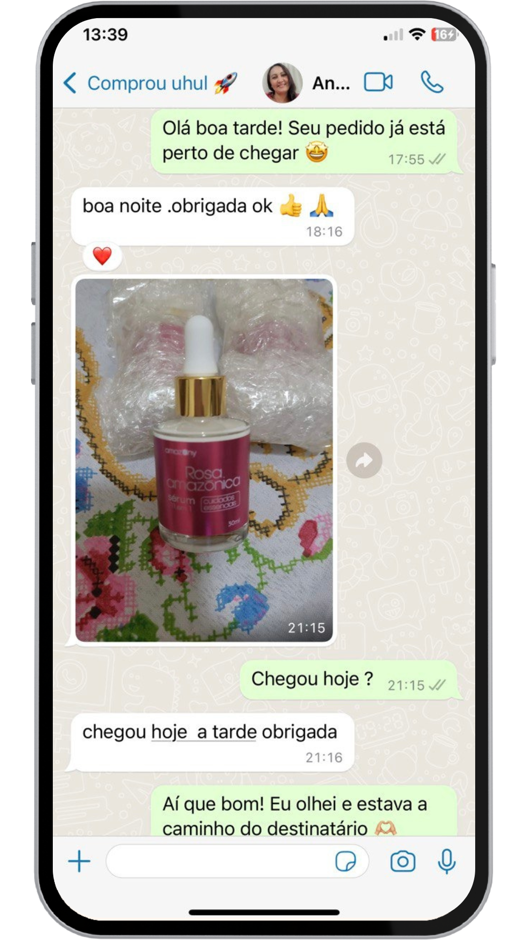 Print de conversa de WhatsApp onde uma cliente confirma o recebimento do Sérum Rosa Amazônica, enviando uma foto do produto sobre uma mesa decorada com crochê.