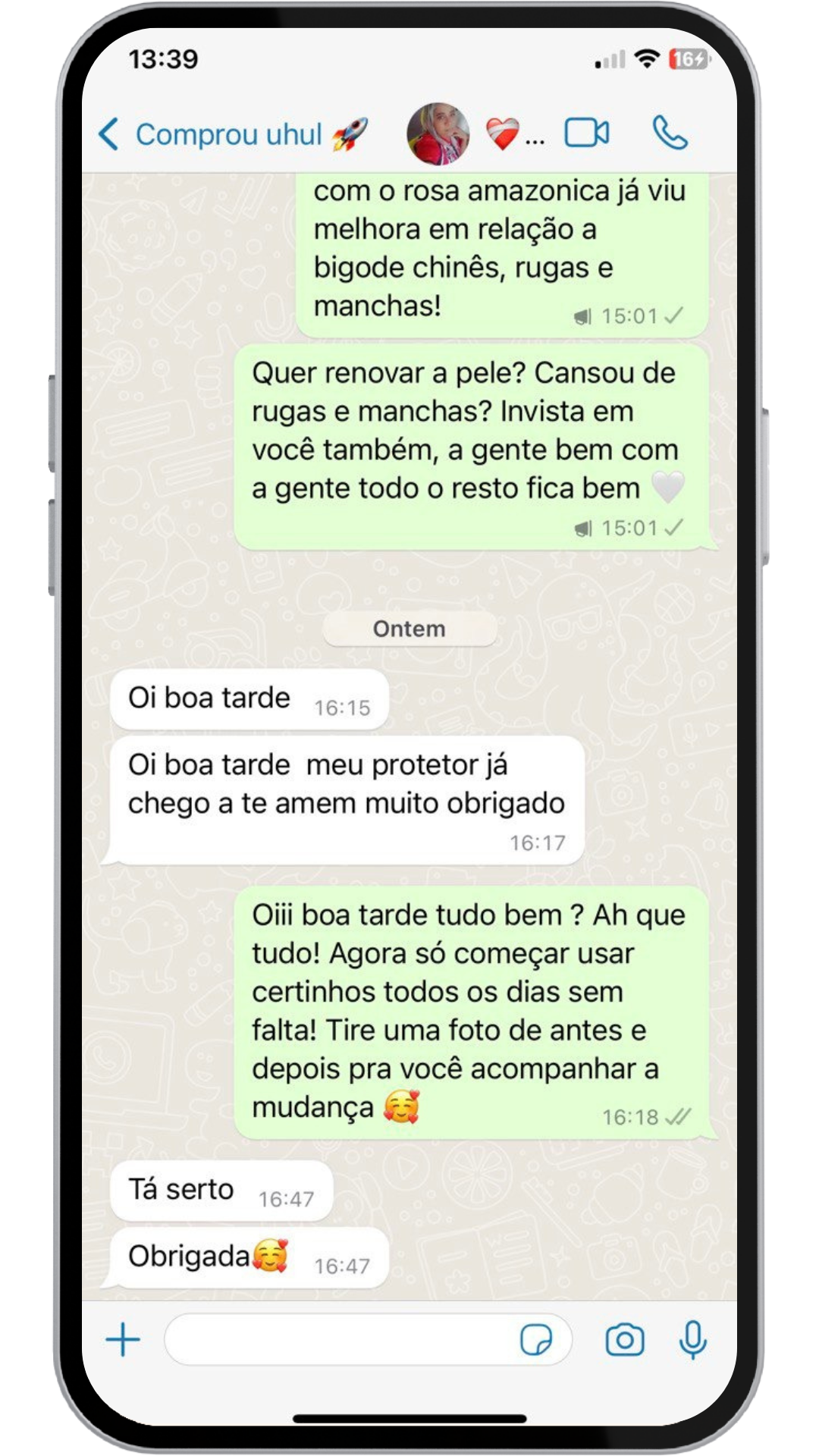 Print de tela de celular com conversa no WhatsApp onde uma cliente confirma o recebimento do produto e recebe orientações de uso diário e a sugestão de tirar uma foto de antes e depois.